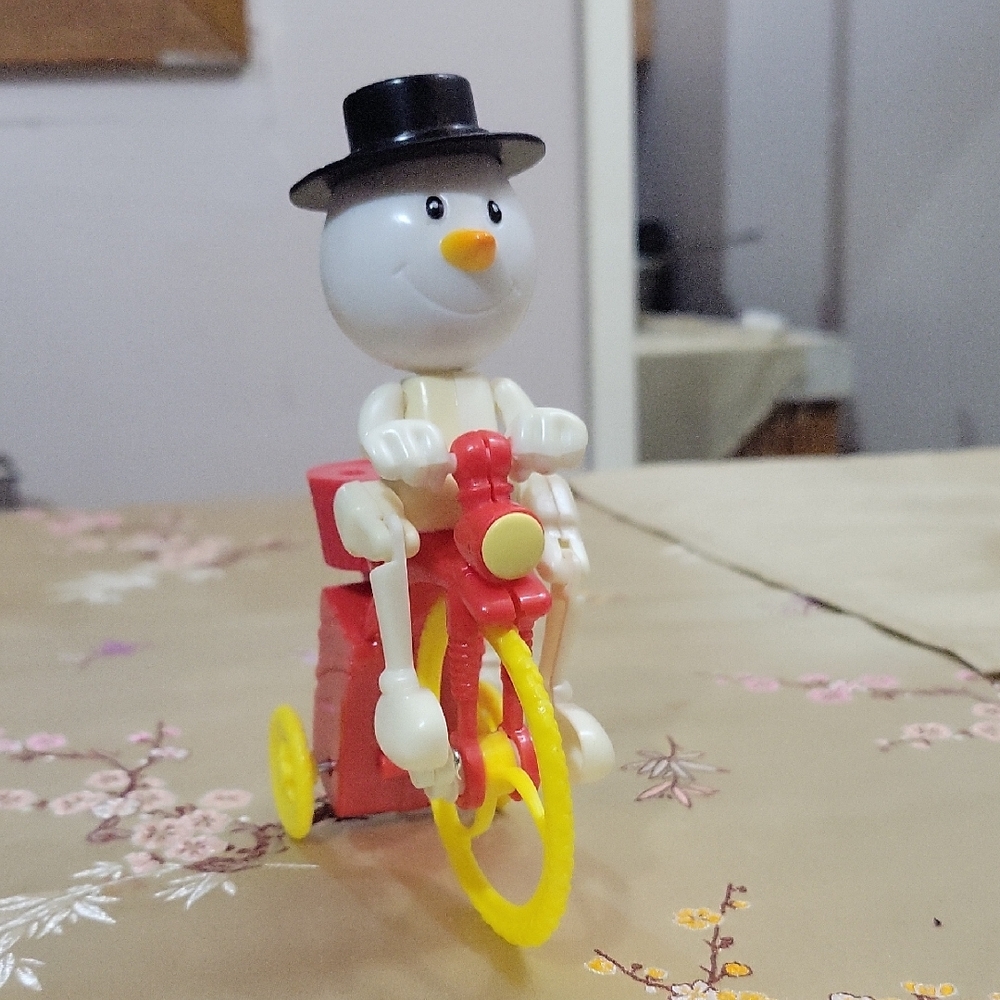 Frosty the Snowman windup Tricycle Toy with Yellow Wheels